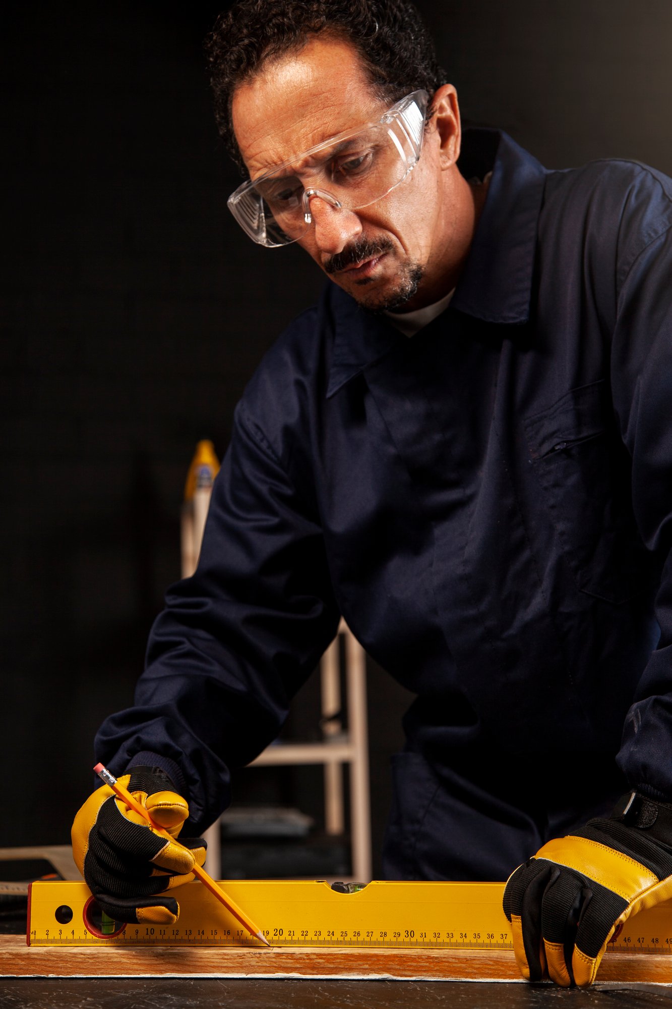 medium-shot-man-wearing-safety-goggles medium-shot-man-wearing-safety-goggles